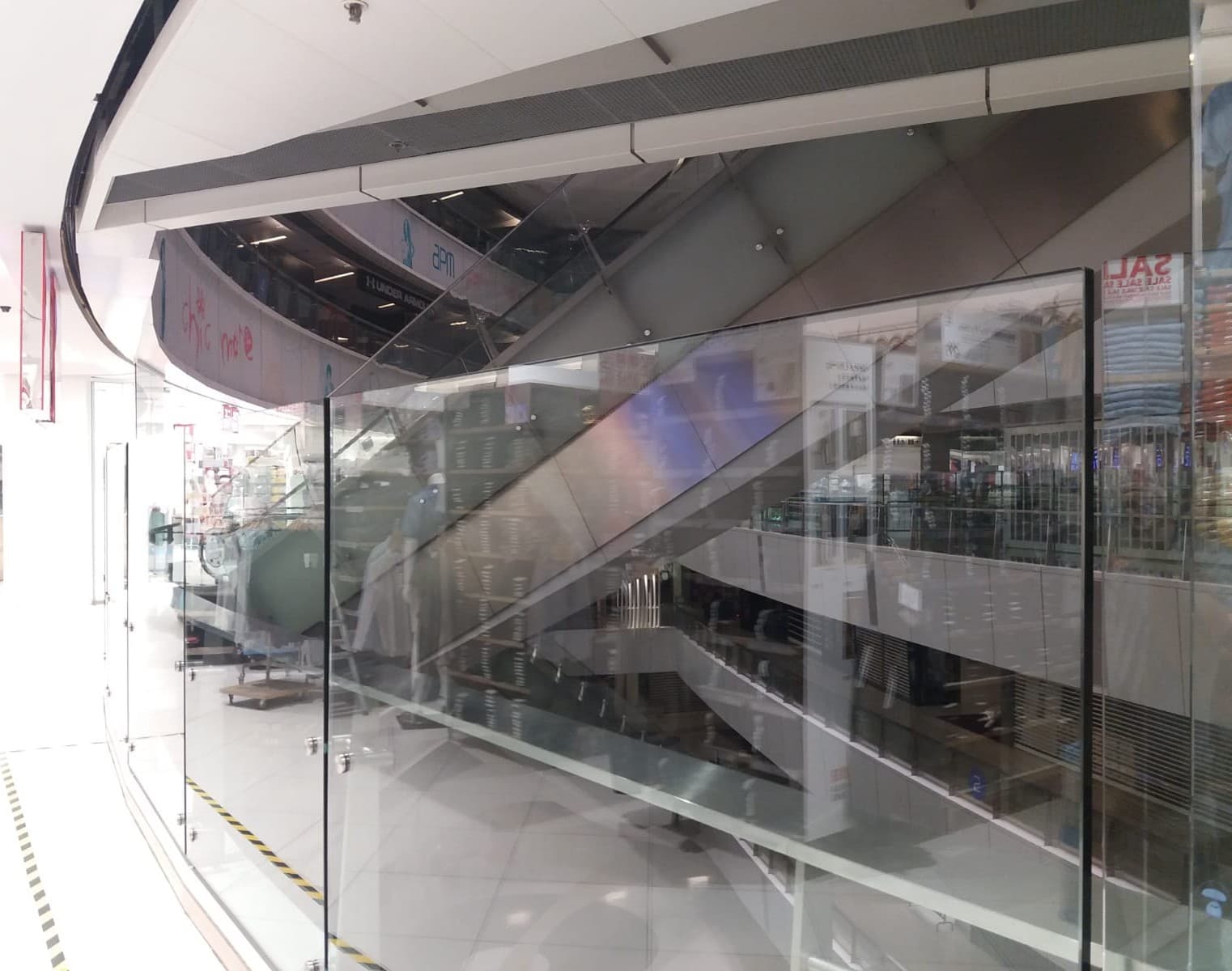 APM 創紀之城 5 - 強化玻璃護欄重建工程
